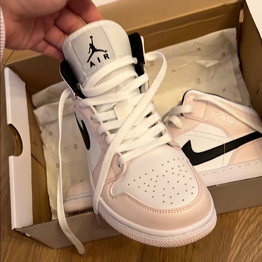 Nike Jordans Mid - Picture 3 of 4